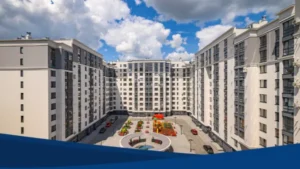 Fotografía de una zona de edificios con departamentos nuevos en color blanco